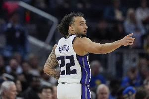 手凉！德文-卡特14中2仅得8分 另有3板2助2断1帽挺全面