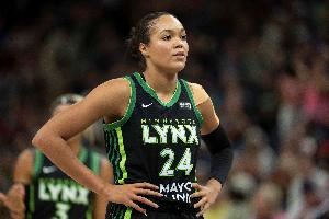 还得靠你！娜菲莎-科利尔半场9中6拿到全队最高的13分 另有3板