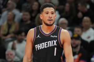 布克：现在的我几乎什么防守都见识过了 今天我的平衡做得很好