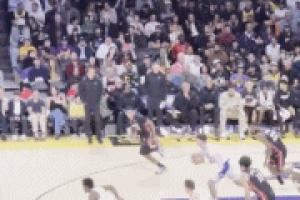 场边老詹瞬间起立鼓掌!布朗尼接里夫斯传球 生涯首次空接暴扣!