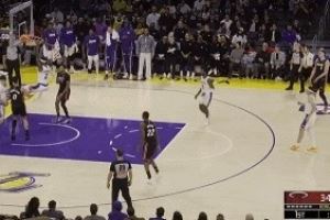 拼劲十足!范德比尔特二次进攻暴扣 随即迅速破坏对手后场发球