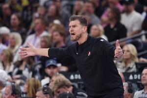 拓媒:斯普利特并非长远主帅人选 轮换令人质疑&关键时刻决策糟糕