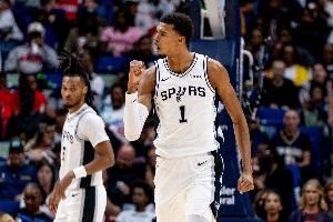 福克斯：文班亚马拥有跟库里一样强大的无球牵制力！