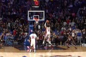 大将之风！康宁汉姆预判包夹抢冲内线 高难度转身跳投命中关键2分